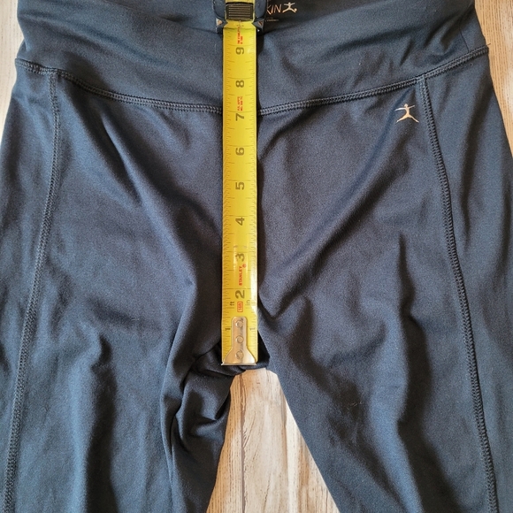 Danskin Navy Capri Criss-cross Athletic Leggings •Size Small• - Picture 5 of 6